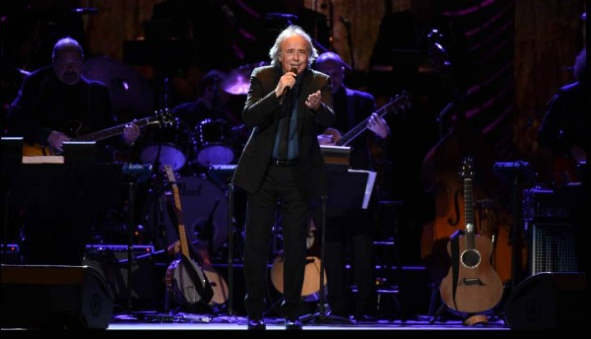 Serrat puso al público de pie cuando cantó ‘Mediterráneo’, uno de sus temas más emblemáticos.