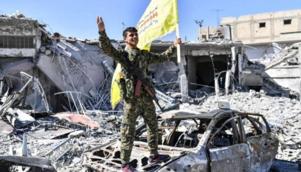 - La derrota del EI, sin su erradicación -<br/><br/>El grupo yihadista Estado Islámico (EI) fue expulsado el 17 de octubre de Raqa, en Siria, por una coalición kurdo-árabe respaldada por Washington. En Irak, el 9 de diciembre, el gobierno anunció la victoria sobre el grupo EI. <br/><br/>Pero ambos países siguen enfrentados a peligrosos desafíos, con ciudades en ruinas y una amenaza extremista persistente.<br/><br/>Varios países más, entre ellos Egipto, España y Reino Unido, sufrieron este año atentados reivindicados por la organización.<br/>