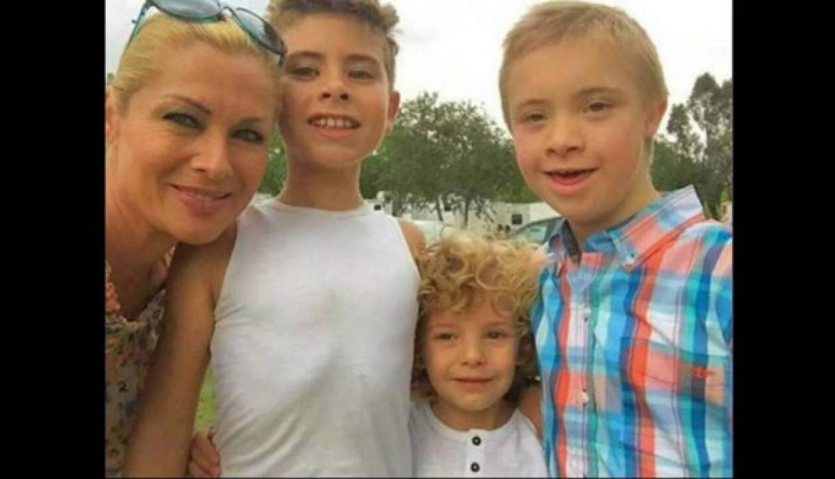 En la imagen Lety Calderón y sus hijos.