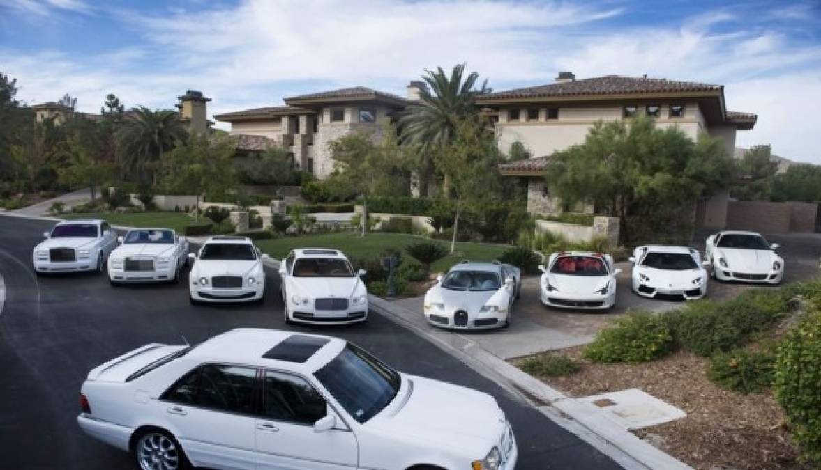 Floyd Mayweather tiene una gran mansión en Las Vegas de 3.6 millones de dólares. Además de su colección de lujosos autos.