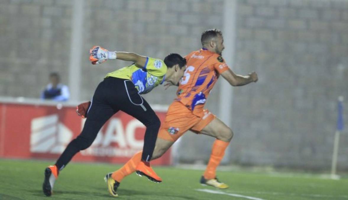 El oso de la jornada fue protagonizada por la UPN. El defensa Ronald Montoya quiso darle un pase de cabeza a su portero Jordy Castro que se apresuró a salir y el balón terminó en el fondo de la portería, provocando un autogol y el 2-0 del Motagua. Foto Ronald Aceituno