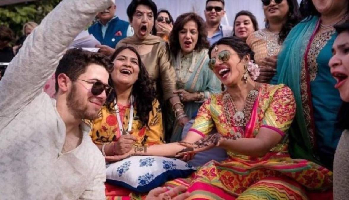 <br/>Priyanka Chopra y Nick Jonas están oficialmente casados, este sábado se dieron el 'sí quiero' en una ceremonia cristiana antes de que celebren otra, este domingo, por el rito hindú.<br/><br/>Te dejamos las primeras imágenes de la preboda de Priyanka y Nick: