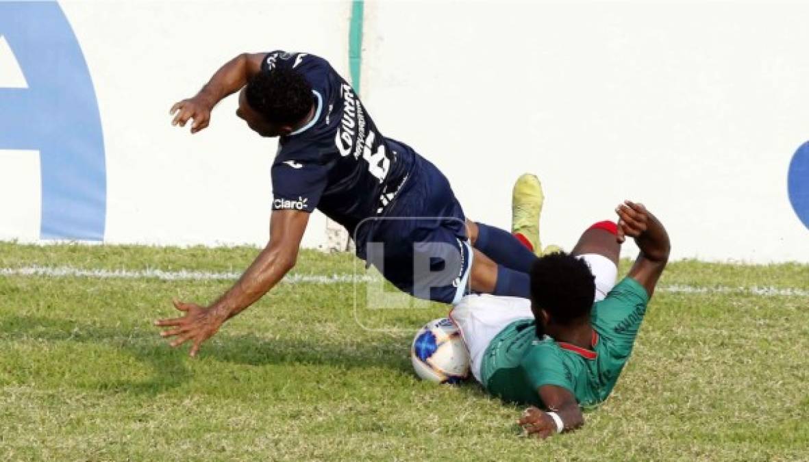 La falta de Cristian Moreira a Matías Galvaliz que le costó la segunda amarilla y por consiguiente la roja.