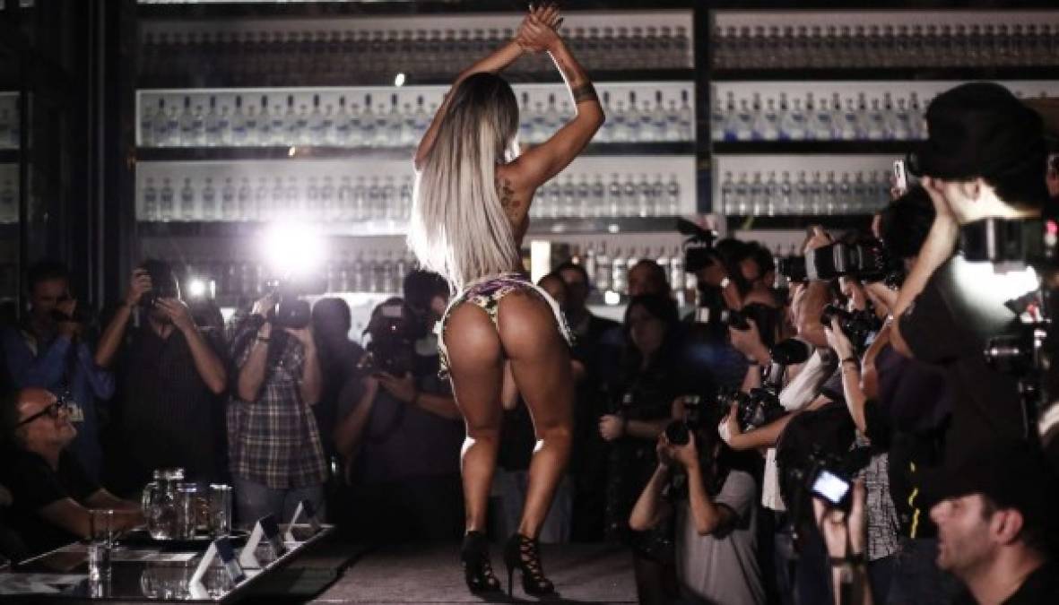 "El culto de los brasileños por los traseros quedó una vez más plasmado hoy en la edición de este año del concurso de belleza 'Mis Bumbum', en el que candidatas de los 27 estados del país disputaron el título a la 'mejor cola' y se dejó de nuevo abierta la siempre polémica discusión sobre la 'mujer-objeto'."