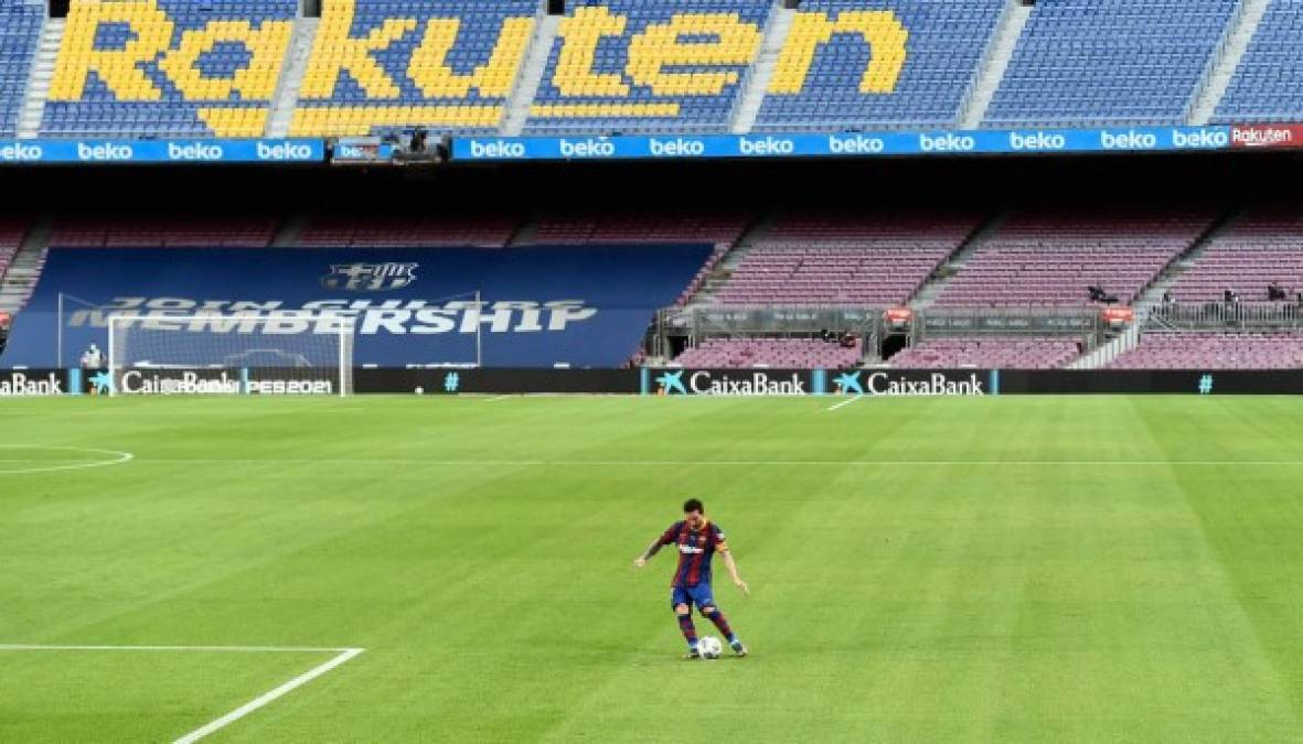 La soledad de Messi al momento de cobrar un tiro libre.
