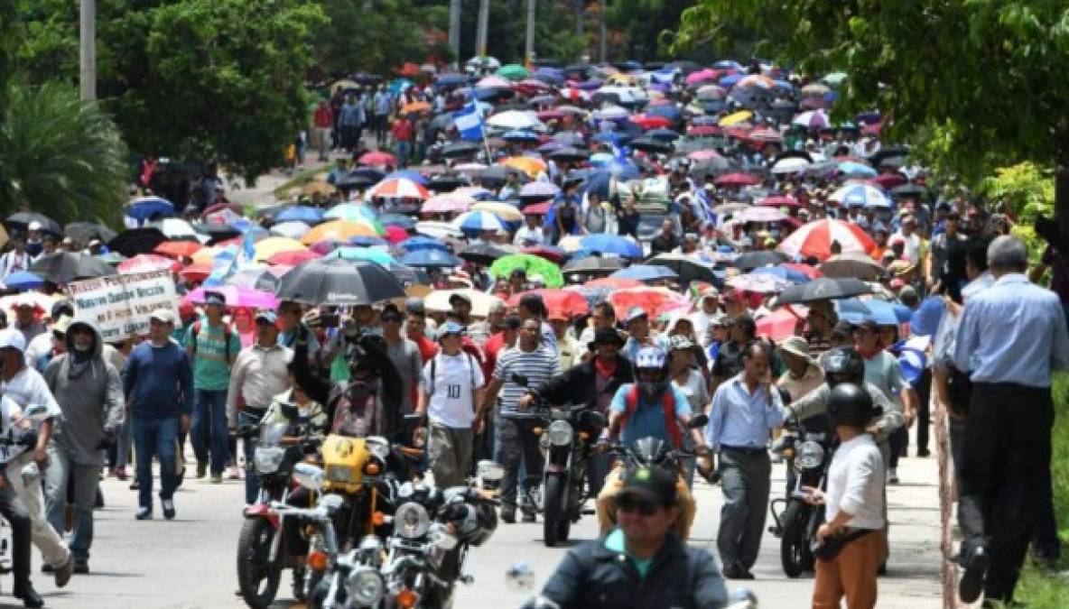 Médicos y maestros de Honduras, que este miércoles levantaron un paro de seis días, aseguraron que no existen las 'condiciones mínimas' para iniciar un diálogo con el Gobierno hondureño y exigieron la mediación de un experto internacional para facilitar el proceso. 'No están dadas las condiciones mínimas que nosotros exigimos que se dieran para el diálogo, así que mientras éstas no se den no vamos a dialogar', subrayó la presidenta del Colegio Médico de Honduras, Suyapa Figueroa. Señaló que los docentes y médicos aglutinados en la Plataforma para la Defensa de la Salud y Educación retornaron este miércoles a sus labores, pero no se sentarán 'a dialogar' con el Gobierno mientras 'se siga irrespetando al pueblo hondureño'.