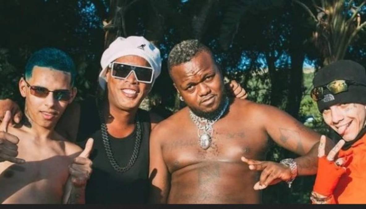 Ronaldinho un estudio de música y grabó un video con el rapero Djonga y Recayd Mob el cual se llama “Tropa do Bruxo”, que ya tiene más de 1.800.000 visitas en el canal de YouTube.