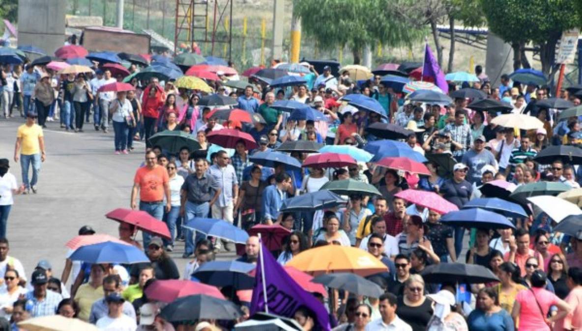 En la gráfica la marcha de los maestros en Tegucigalpa, Honduras. Caminaron varios kilómetros hasta llegar a los bajos del Congreso Nacional donde entonaron cantos y portaron pancartas. Foto AFP.