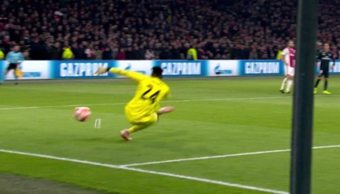 El arquero camerunés del Ajax, André Onana, vivió un momento que lo hizo quedar en ridículo cuando intentó despejar un balón, pero se resbaló en un vaso de cerveza. Para fortuna suya y de su equipo, la pelota se fue al córner.