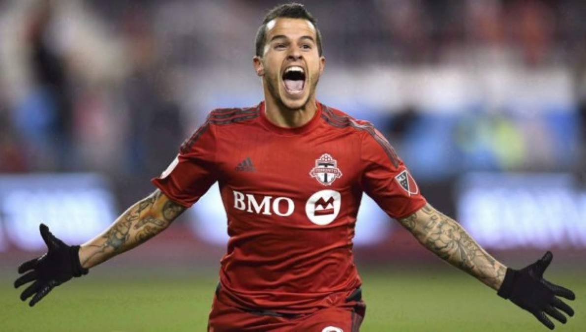 El Monterrey de México tiene en la mira al futbolista italiano del Toronto FC, Sebastian Giovinco. Llegó en 2015 al a liga estadounidense, mismo año en el que fue elegido como MVP del torneo y su actual salario es de 7 millones de dólares. Ha sido seleccionado de Italia.