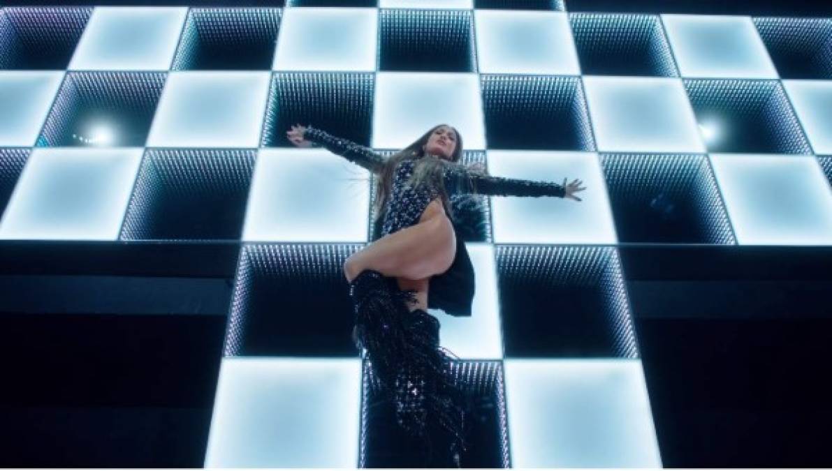 Las voluptuosas caderas de Jennifer López hacen que el video derroche sensualidad.