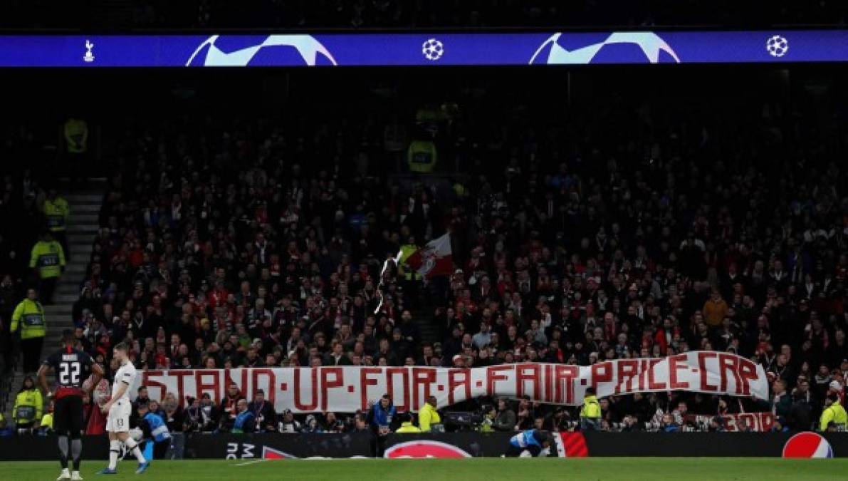 Los aficionados del RB Leipzig protestaron contra el precio de las entradas que puso el Tottenham. 'Defiende un precio justo', decía la pancarta que usaron. Foto AFP