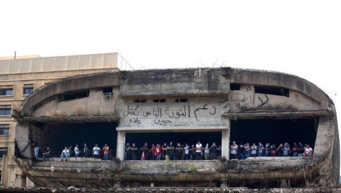 Los manifestantes libaneses se reúnen dentro del Centro de la Ciudad de Dome conocido como 'El Huevo' durante una manifestación en el centro de Beirut. AFP