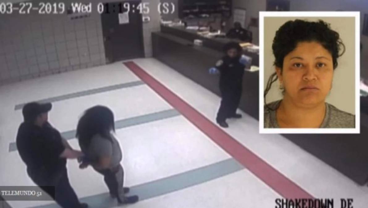 Según la policía de Dallas, indicó que Lady Frijoles fue encontrada peleando con una mujer llamada Alba Escobar, tenía un cuchillo y había sangre en el suelo. (Foto del momento que Mirian Zelaya entraba a la estación de policía luego de ser arrestada).
