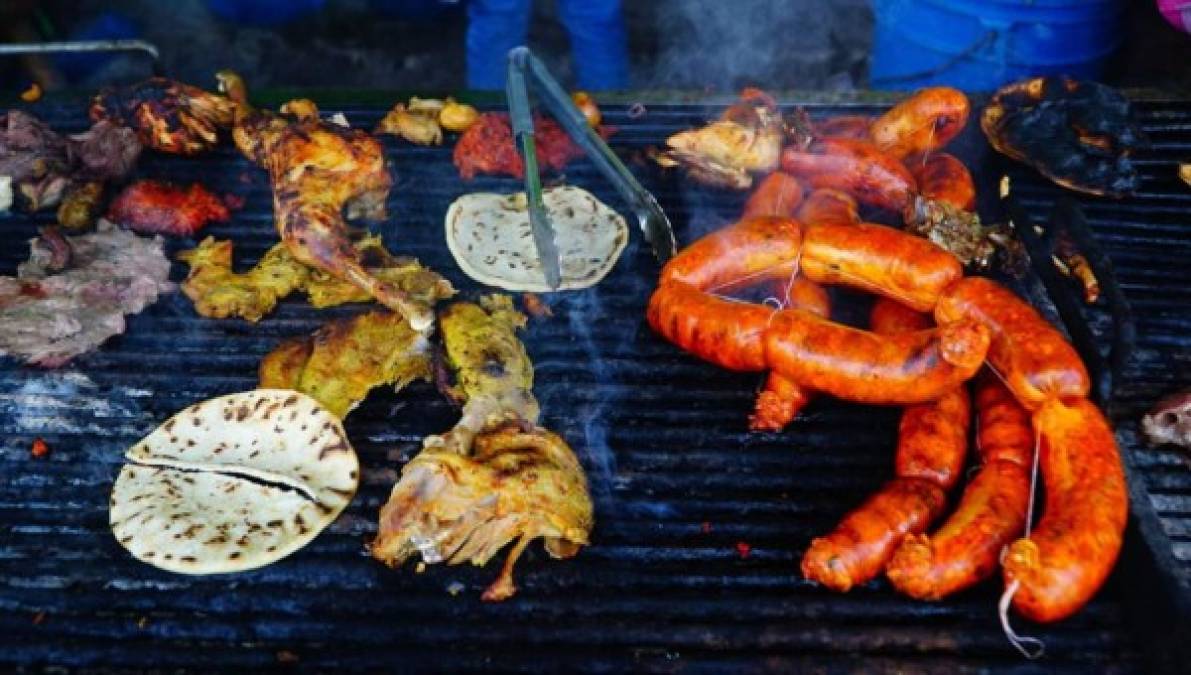 En esta parte del país también puede encontrar asados, pero estos se degustan con los complementos típicos de la región como las tortillas gorditas y los frijoles fritos.