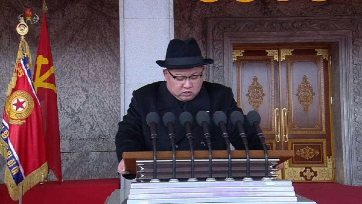 El líder norcoreano, Kim Jong-un, presidió hoy el desfile militar con el que Corea del Norte celebró el 70 aniversario de la fundación de su Ejército. AFP
