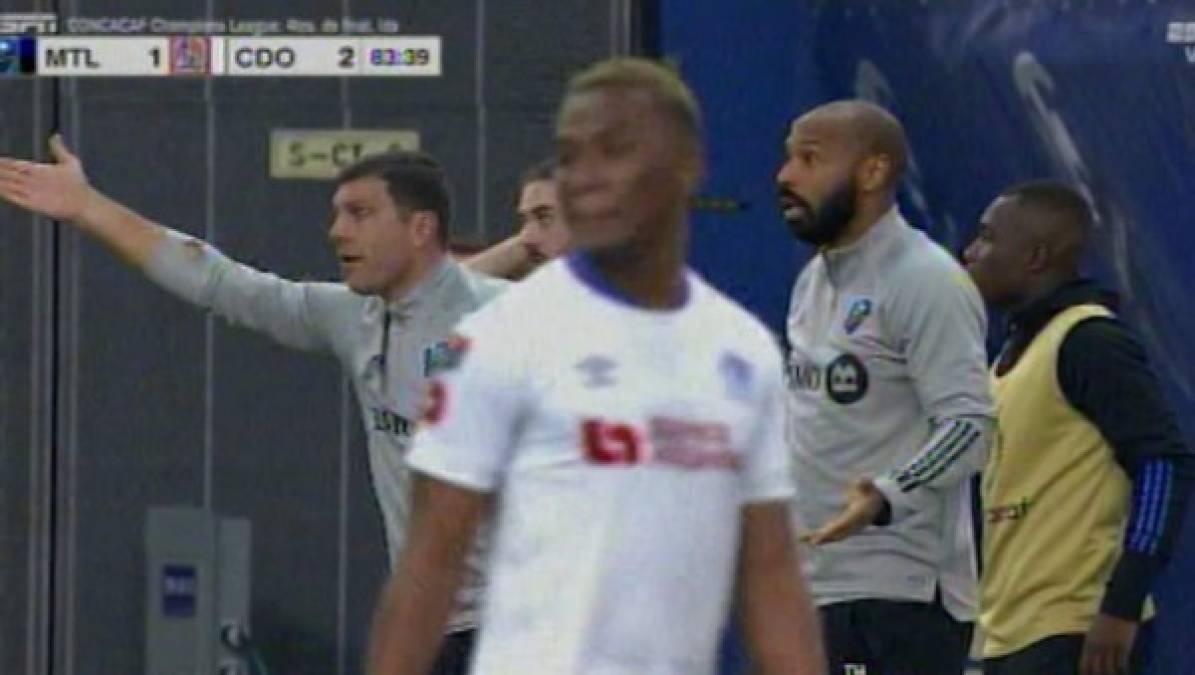 Thierry Henry estaba sorprendido ya que era un claro penal a favor del Impact Montreal. El francés no lo podía creer.