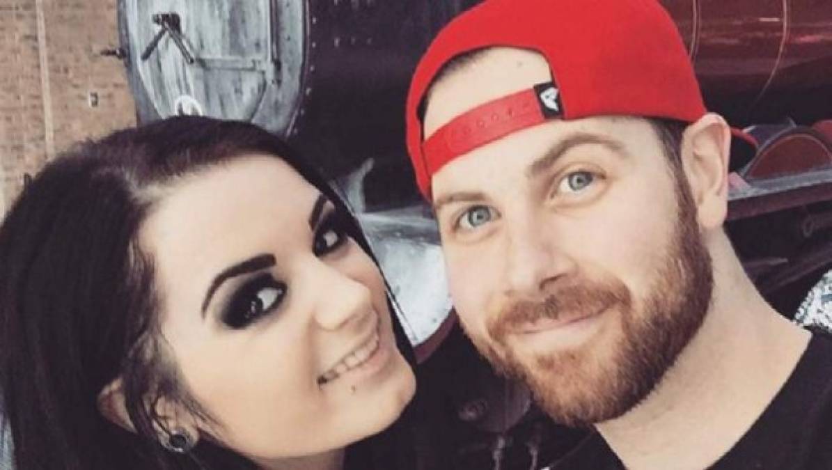 Kevin Skaff, integrante de la banda “A Day To Remember”, era el novio de la chica y se han filtrado videos íntimos de ellos cuando eran pareja.