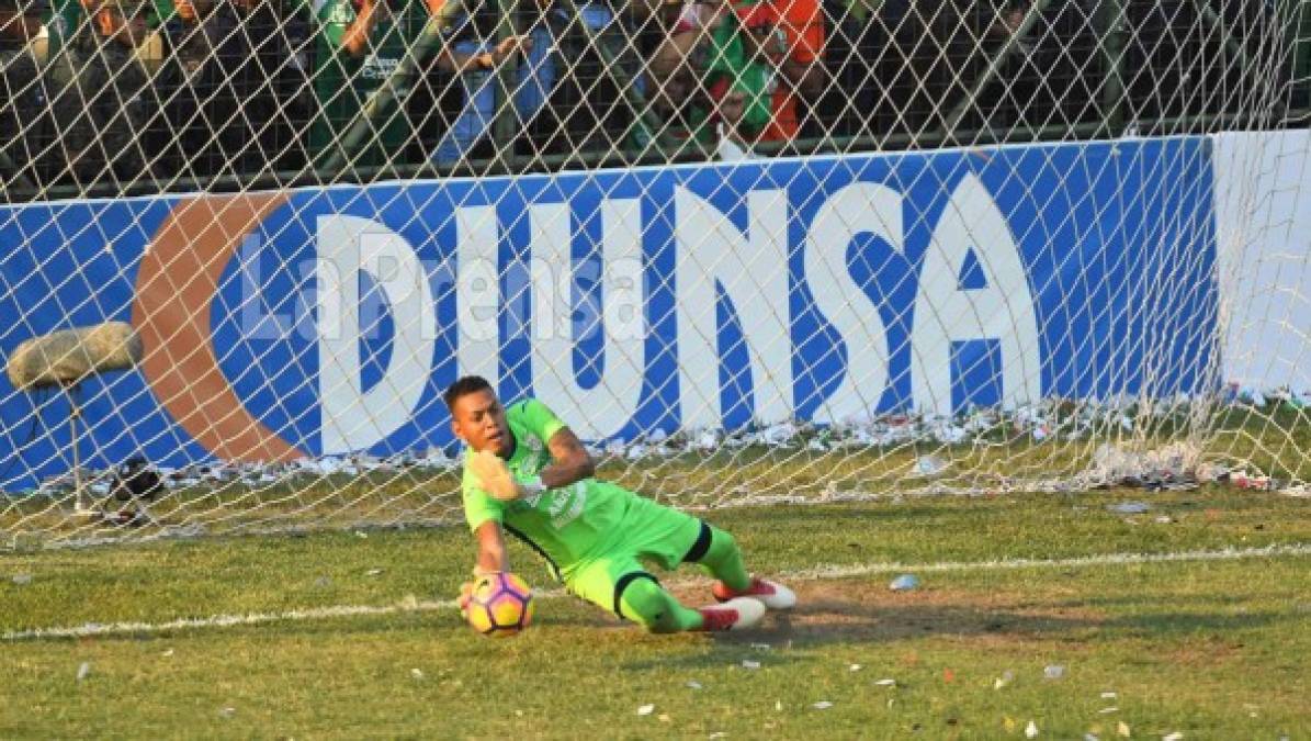 Momento del penal que le detuvo Denovan Torres a Mayorquín y que significó el campeonato del Marathón.