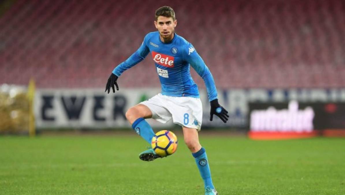 Según apunta el periódico local Il Mattino, el Napoli espera ampliar la vinculación de Jorginho antes de que se abra el mercado de fichajes. El centrocampista brasileño interesa a Manchester United y Liverpool y tiene contrato con los napolitanos hasta 2020.