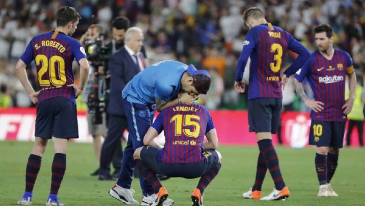 Clément Lenglet derramó lágrimas tras perder la final de Copa del Rey y fue consolado por Luis Suárez. Foto Mundo Deportivo.