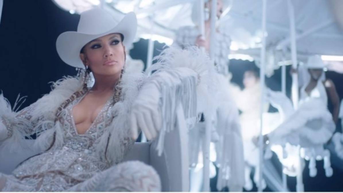 El video de la canción 'Medicine' empieza con una Jennifer López al estilo de Alicia Villarreal subida en un carrusel blanco.