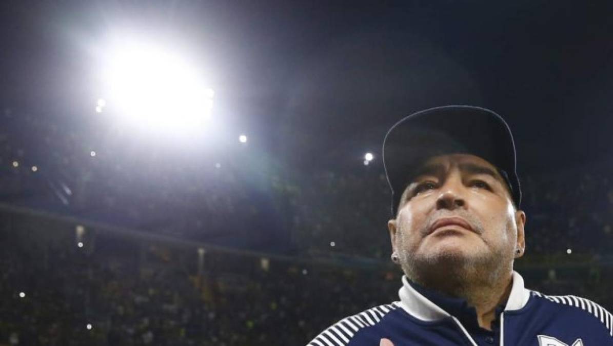 El exfutbolista argentino Diego Armando Maradona, considerado uno de los mejores futbolistas de la historia, falleció a los 60 años tras sufrir una parada cardiorrespiratoria en su casa, en la localidad de Tigre.