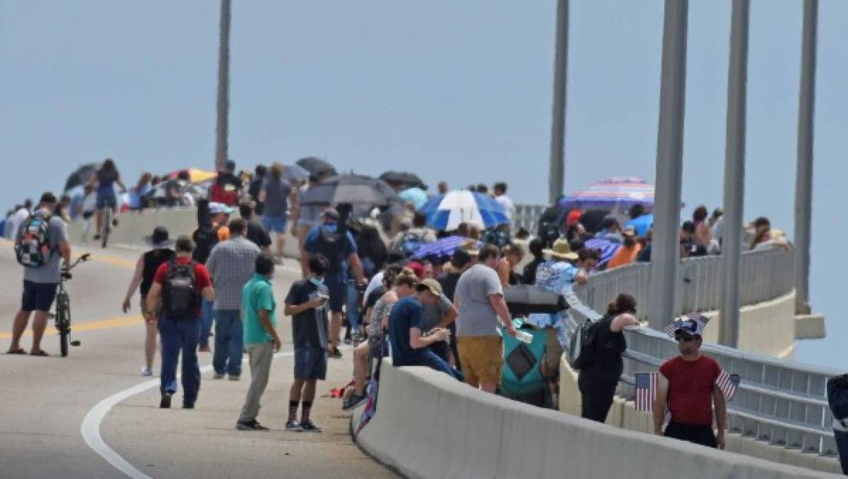 Cientos de personas llegaron para ver el histórico lanzamiento.