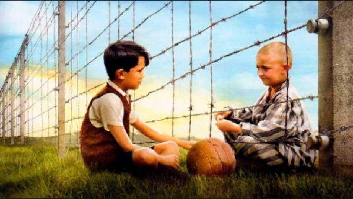 Esta historia se desarrolla durante la Segunda Guerra Mundial, en donde el pequeño hijo de un comandante de un campo de concentración desarrolla una amistad ‘prohibida’ con un niño judío de 8 años.