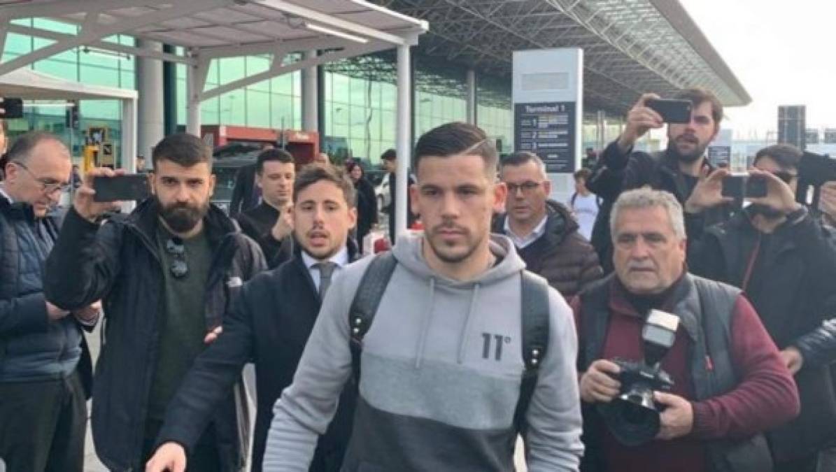 Carles Pérez, delantero del Barcelona, ya está en Roma para terminar de cerrar su llegada club italiano por una cantidad que rondará los 13 millones de euros sin opción de recompra para los azulgranas. El jugador ha pasado el reconocimiento médico.