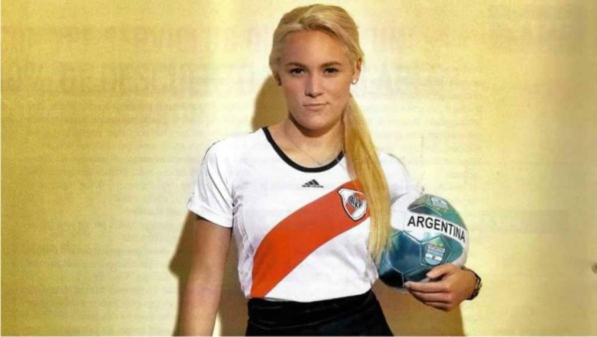 Rocío Oliva no sólo presume una belleza extraordinaria y un físico envidiable, sino además cuenta con experiencia en equipos femeninos como el River Plate Femenil.