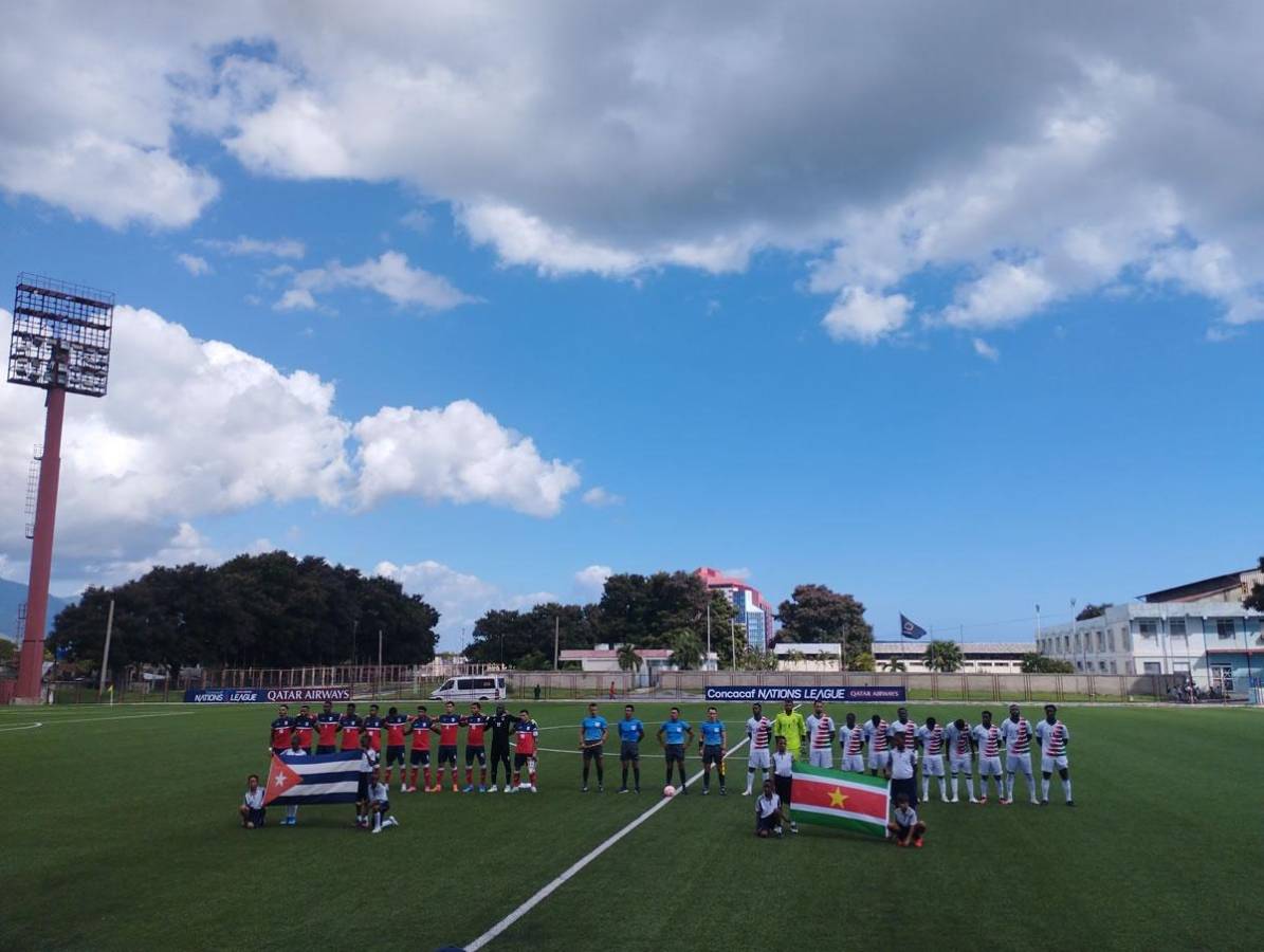 Cabe destacar que el partido entre Cuba y Surinam se jugó a campo abierto. El estadio Antonio Maceo de Santiago de Cuba tiene la certificación de la FIFA y puede acoger estos compromisos. Insólito.
