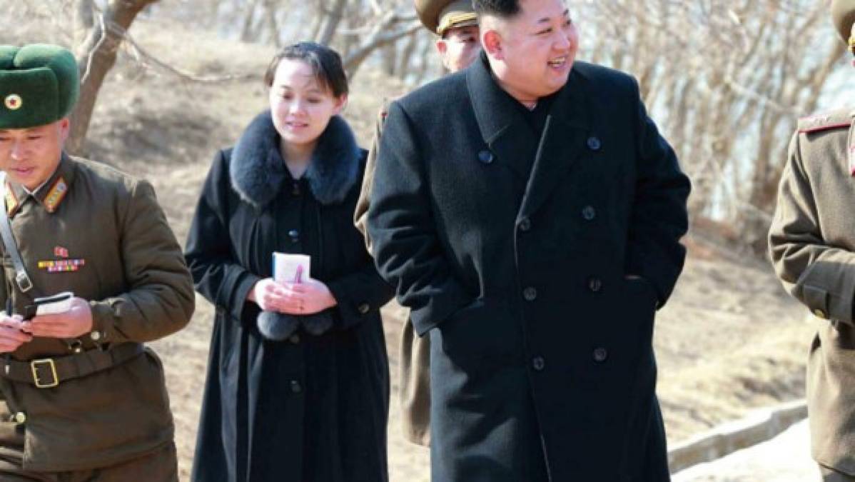 Según medios surcoreanos, Kim Jong Un (cuya edad está entre los 36 o 37 años) 'se sometió recientemente a un operación cardíaca' debido al 'tabaquismo, la obesidad y el sobreesfuerzo'. El líder norcoreano se encontraría en estado grave tras la cirugía.