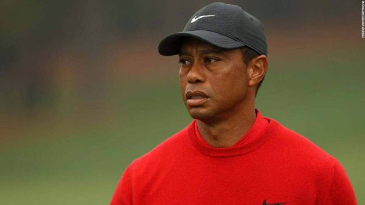 Tiger Woods fue hospitalizado tras sufrir un grave accidente automovilístico cerca de Los Ángeles y estaba siendo operado por 'múltiples' lesiones en las piernas, informaron la policía local y su agente.