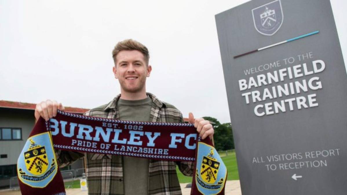 El irlandés Nathan Collins, que esta temporada pasado jugó con el Stoke City en Championship, se convierte en el primer fichaje del Burnley y da un paso adelante en su carrera. A sus 20 años, podrá debutar en la Premier League el próximo curso.<br/><br/>Foto - Twitter @BurnleyOfficial