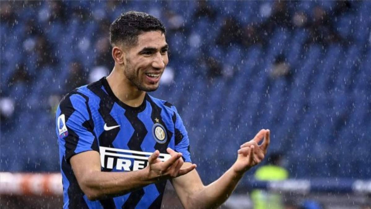 Parece que el futuro de Achraf Hakimi, ex del Real Madrid, se ha definido. El lateral marroquí del Inter de Milán ya habría llegado a un acuerdo para recalar el próximo año en el Paris Saint Germain. Será el nuevo refuerzo parisino. Sólo falta que el club parisino envíe una oferta mejorada de en torno a 70 millones para cerrar el acuerdo. 'Es cuestión de tiempo', avisa el periodista de Sky Sports Italia, Fabrizio Romano, especialista en el mercado.<br/><br/>Foto - AFP