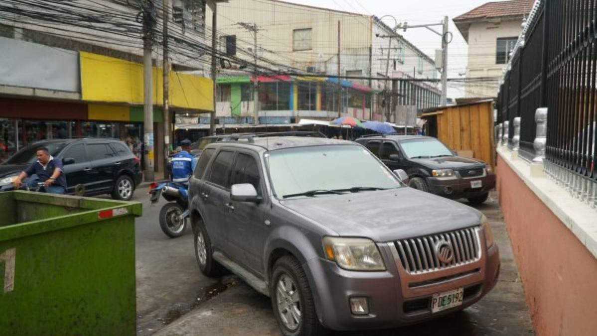 La falta de espacios frente a la necesidad de estacionarse acaba con los escrúpulos de muchos conductores que terminan por estacionarse sobre las aceras, negándole el derecho de circulación a peatones que no tienen más remedio que bajar a la calle para rodear el obstáculo.