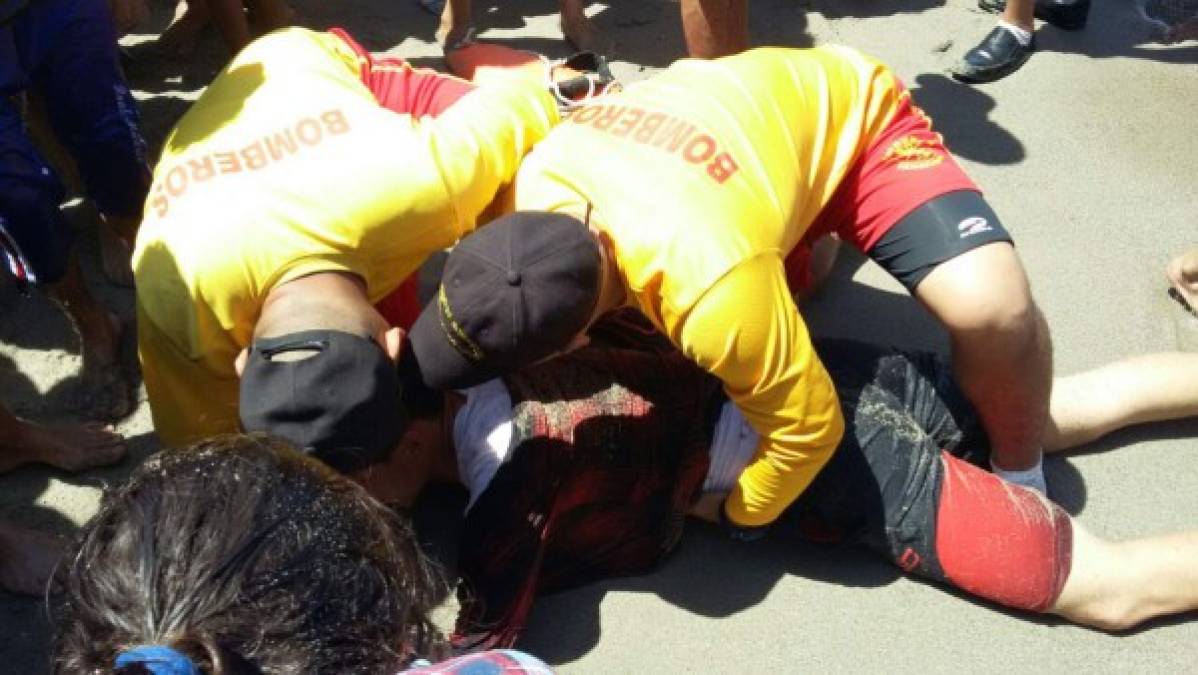 Dos bomberos hondureños mientras realizaban el rescate de un joven a las 11:45 am en una playa de Tela, Atlántida, lugar en donde pereció una de las jovencitas este sábado.