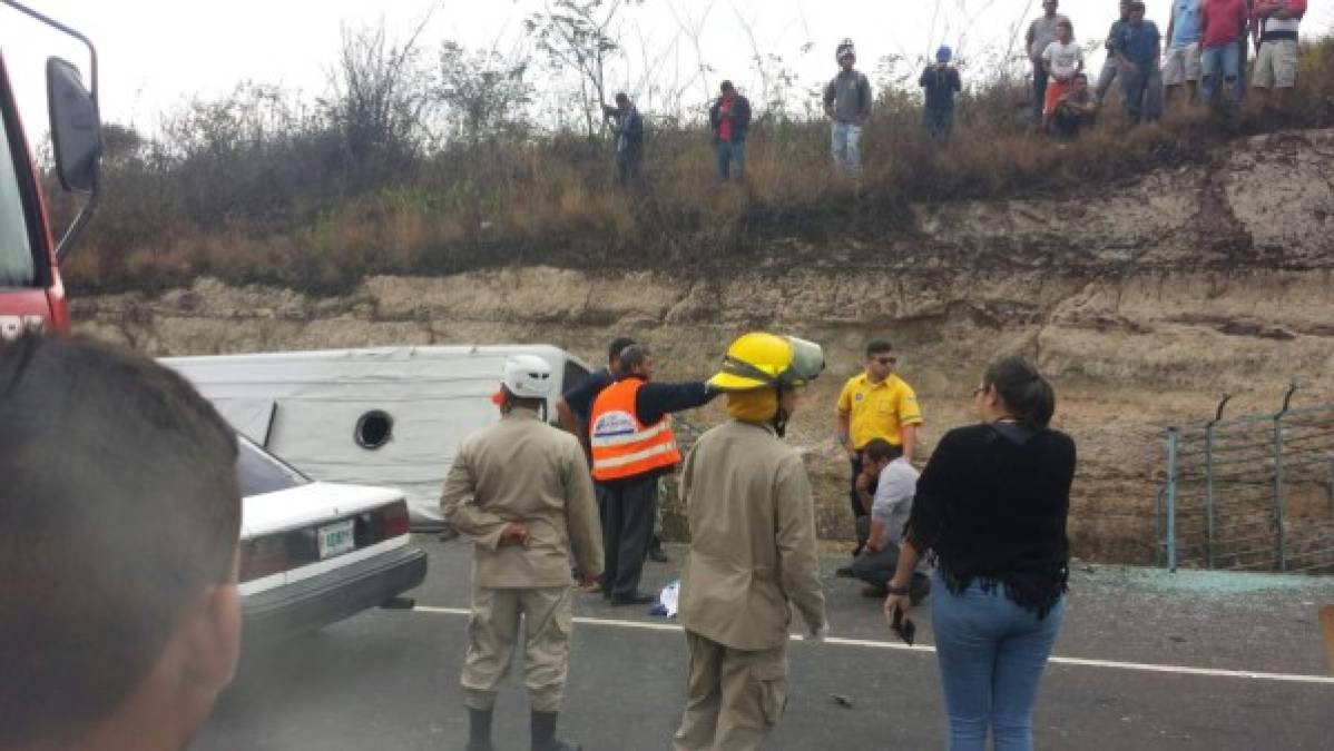 El nombre de la mujer paramédico de Covi es Rosa Elena Diaz quien pereció en el momento cuando prestaba asistencia médica a los heridos del accidente previo.