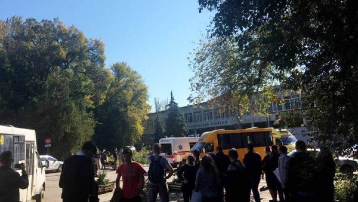 Las primeras imágenes de televisión mostraban a víctimas evacuadas del colegio en ambulancias improvisadas.