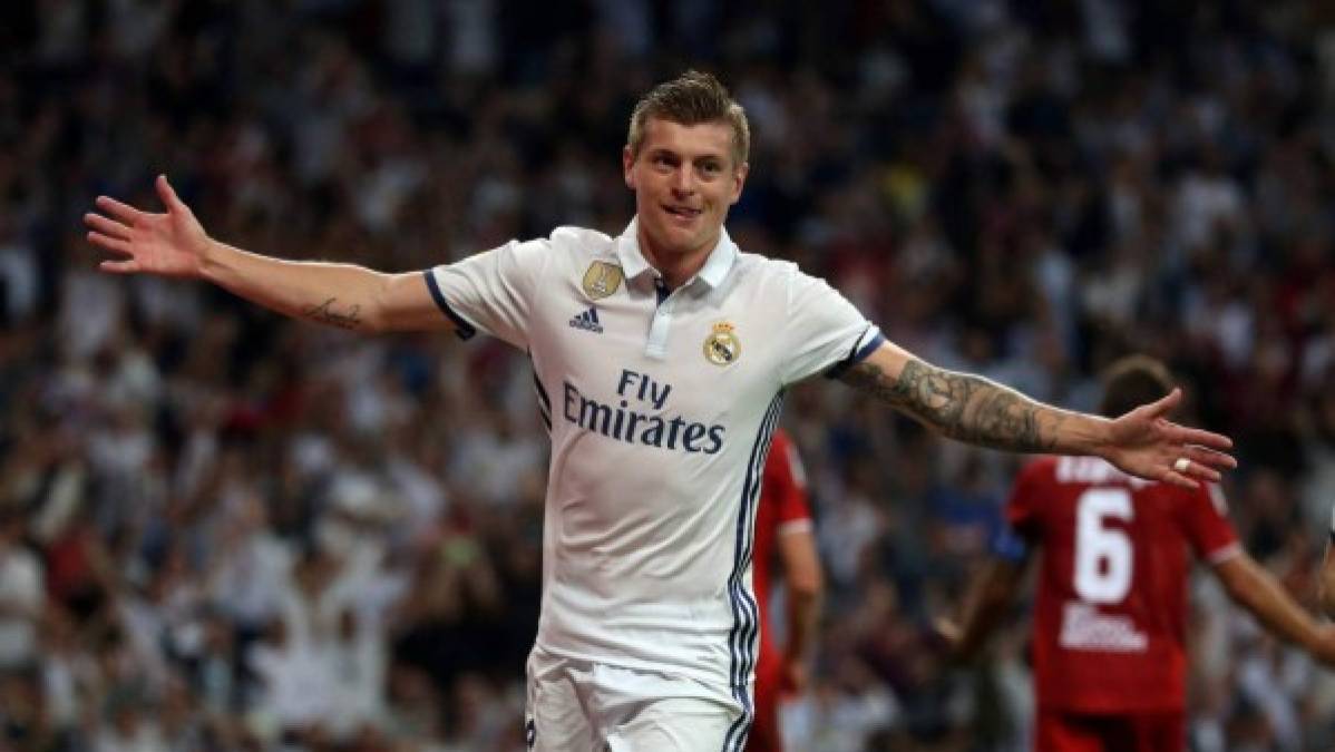 Si no hay ningún contratiempo también debe estar Toni Kroos para completar la medular titular de Zidane. El alemán no jugó ante el Alavés por unas molestias en las costillas (se llevó un fuerte golpe en el duelo ante el Betis), pero tanto el jugador como el entrenador confían en su presencia.