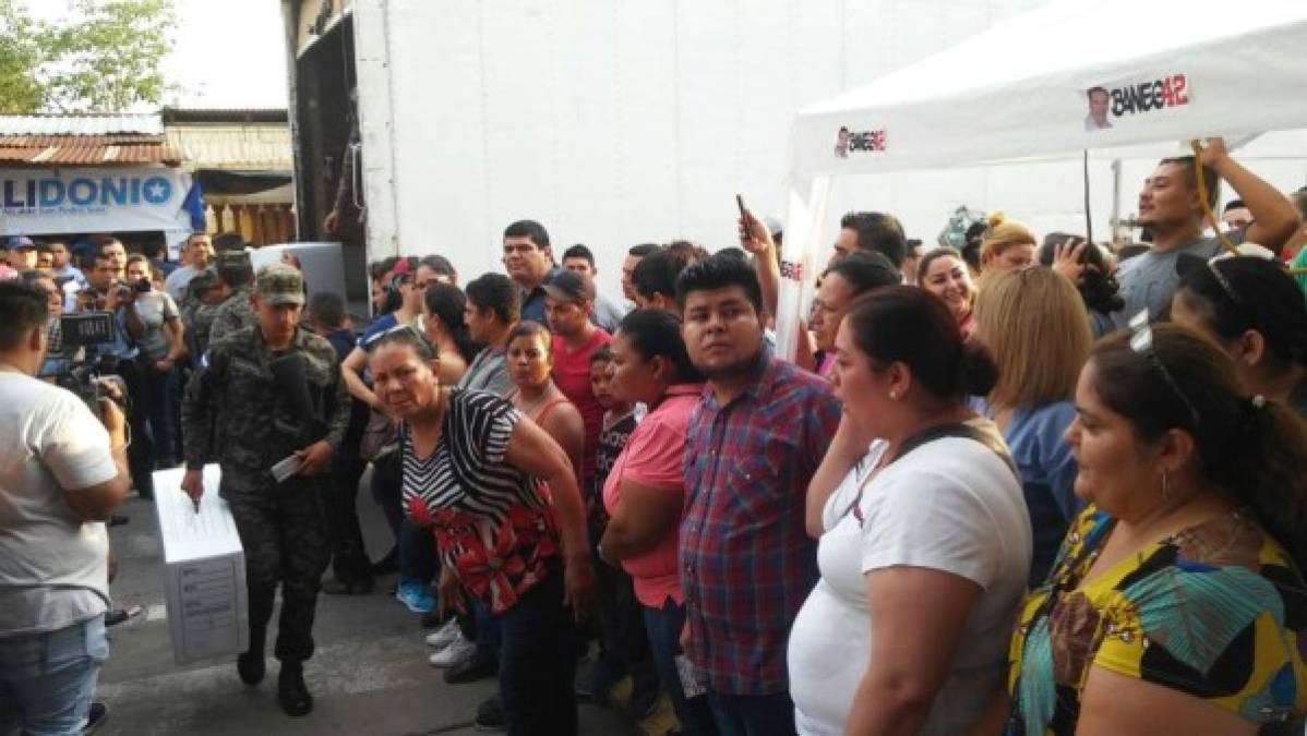 Los militares descargan material electoral en la escuela Presentación Centeno de San Pedro Sula que desde muy tempranas horas de la mañana lució abarrotado de ciudadanos.