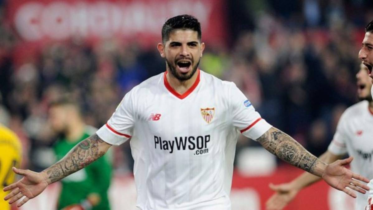 Según ha anunciado Radio Marca Sevilla, el futbolista argentino Ever Banega extiende su contrato y seguirá en el Sevilla hasta el final de la temporada. Su vinculación terminaba este 30 de junio. El '10' ha puesto de su parte para que se pudiese alcanzar un acuerdo entre las tres partes, contando su futuro destino, el Al Shabab de Arabia Saudita.