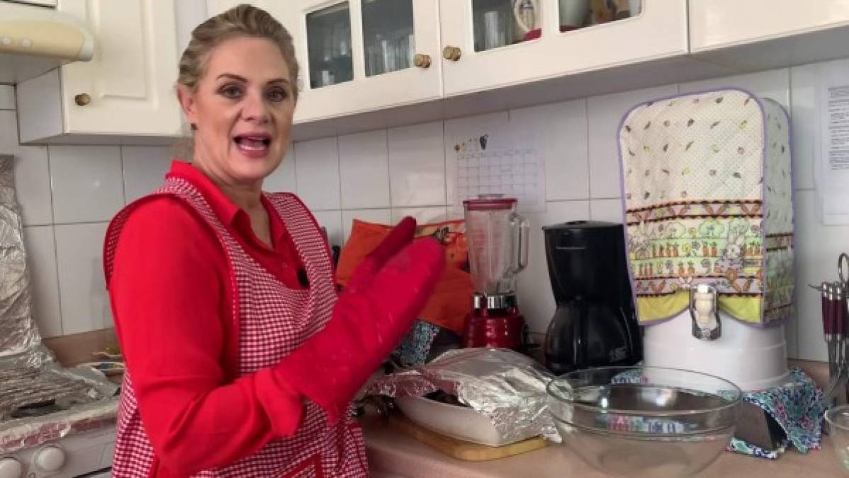 La actriz mexicana Erika Buenfil está consciente de las tendencias y después de ver el éxito que han tenido sus publicaciones en Tik Tok, decidió lanzar su propio canal de YouTube, “Sazonando con la Buenfil”, en el que no solo da sus recetas de cocina, pues, mientras prepara los platillos, también comparte con su público anécdotas y vivencias personales.<br/><br/>Tortilla de papa española, ensalada de manzana, pastel azteca, carne para tacos, son algunas de las recetas que la actriz ya ha publicado en este espacio que ya cuenta con más 345,000 suscriptores.