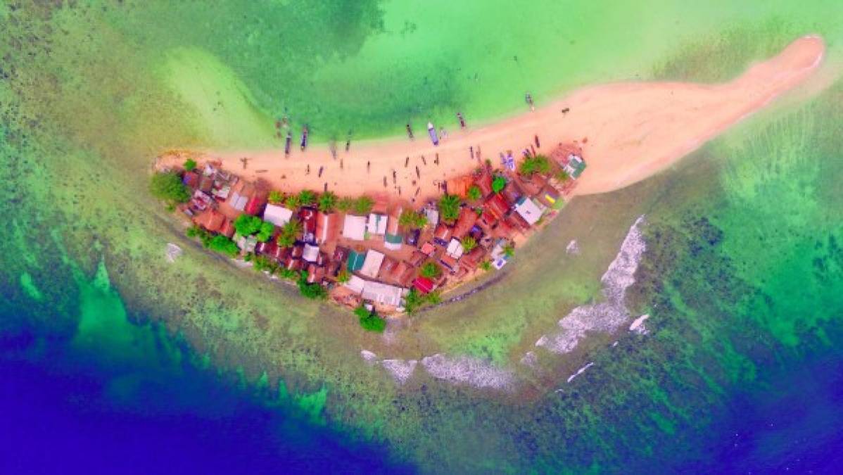 Playa Chachahuate, Cayos Cochinos<br/>Cayos Cochinos parte del municipio de Roatán es una belleza única, sus escenarios caribeños son impensados. La playa de los cayos gemelos Chachahuate son los preferidos por los turistas.