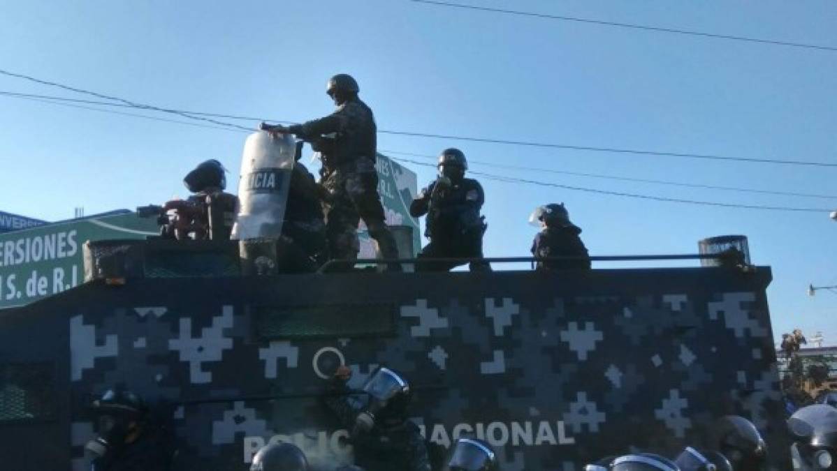 Autoridades Policiales y Militares lograron despejar los retenes ubicados en el puente La Democracia que desde el pasado lunes obstaculizaban la libre circulación en la ciudad de El Progreso, norte de Honduras.