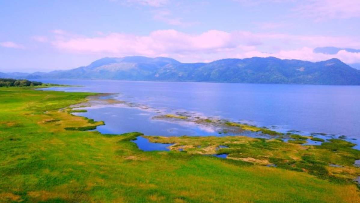 El Lago de Yojoa, como conocemos hoy a la mítica Laguna de los Lagartos, es el único lago de origen volcánico de Honduras y la mayor reserva de agua dulce con que cuenta el país. Su riqueza es tal que en 2005 fue reconocido como Humedal de Interés Mundial por la ONU, a través de la Convención