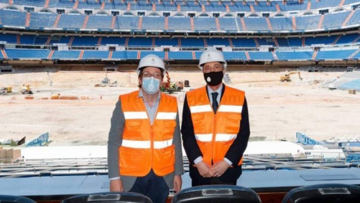 Florentino Pérez, presidente del Real Madrid, supervisando las obras del Bernabéu junto al alcalde de la ciudad, José Luis Martínez-Almeida.