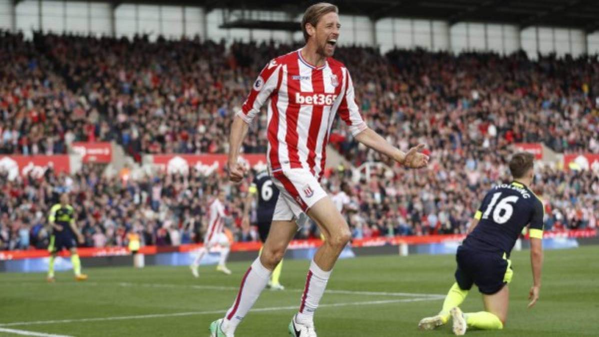 Tiene 38 años y es peculiarmente conocido por su estatura, el ariete Peter Crouch. Le pareció un buen momento para dejar el fútbol.