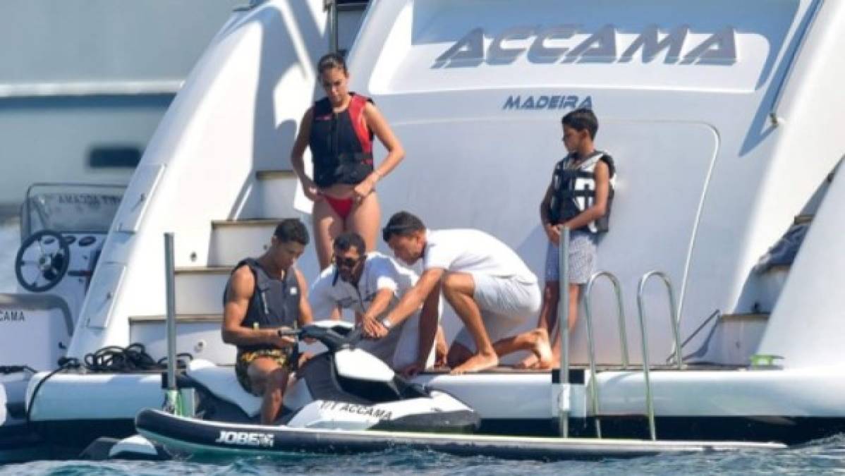 La pareja y Cristiano Jr. estuvieron en la isla francesa abordo de un lujoso yate. Foto Grosby Group